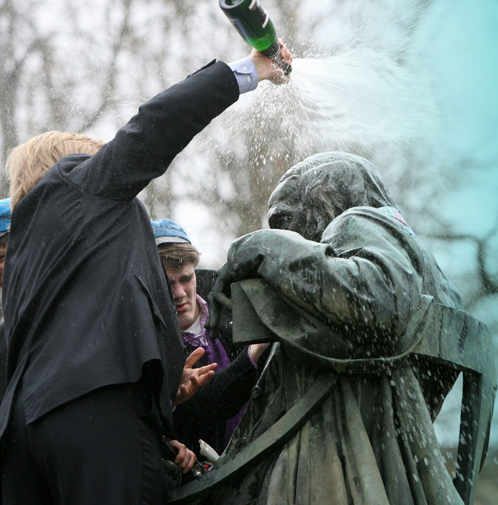 statue of karl ernst von baer in champagne bath making by students in Tartu