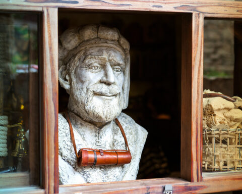 Statue of Marco Polo in the window of souvenir shop