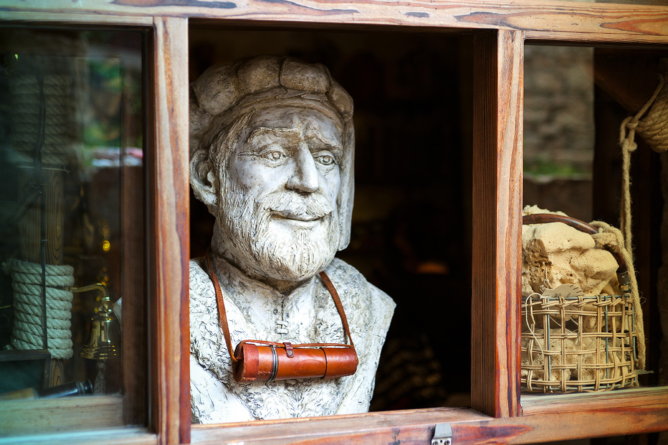 Statue of Marco Polo in the window of souvenir shop