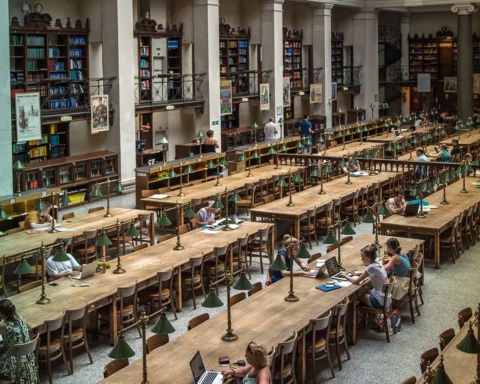 Students studying in the library of the University of Vienna.