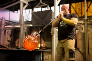 man blows the glass in the Kvetna 1794 glassworks
