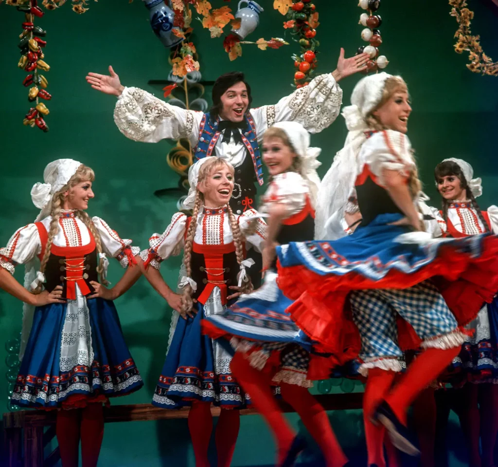 Singer Karel Gott with dancers