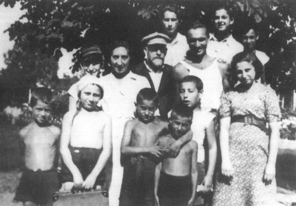 Janusz Korczak with children