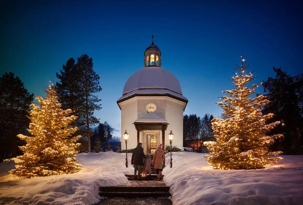 Christmas winter snow family contemplative dad mum child night evening Oberndorf
