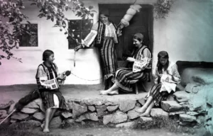 sezatoarea - Young women spinning and sewing in Bistrita Valley, north-east Romania, photo taken between 1920 and 1945