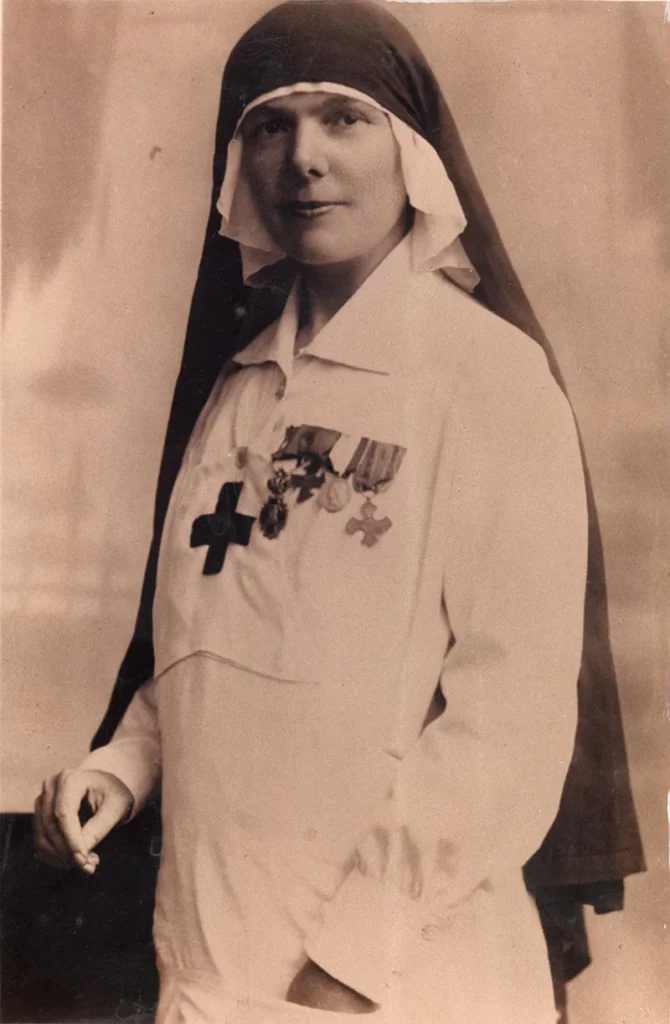 Elisa Leonida Zamfirescu, volunteer nurse during World War I in 1917