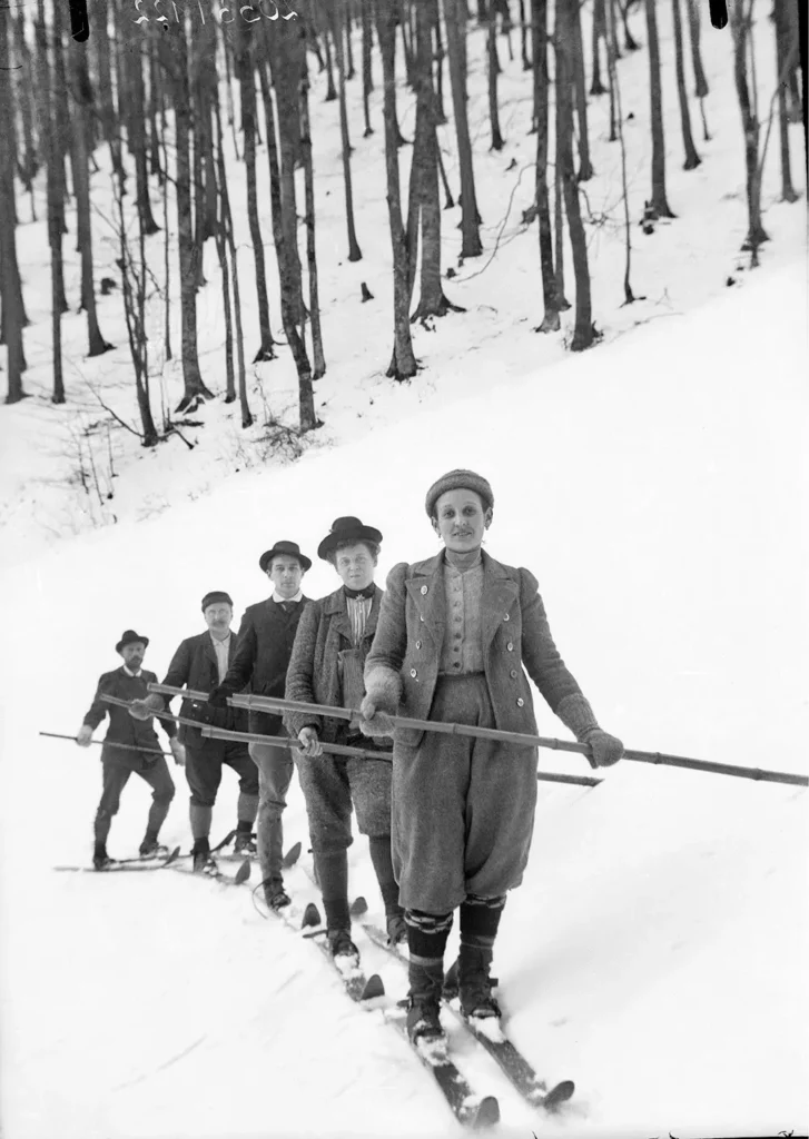 Mathias Zdarsky (left) with adult students while skiing. Black and white photography from 1910