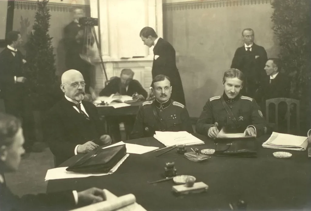 Part of the Estonian delegation at the negotiations of the Treaty of Tartu (left to right): Jaan Poska, Jaan Soots and Victor Mutt.
