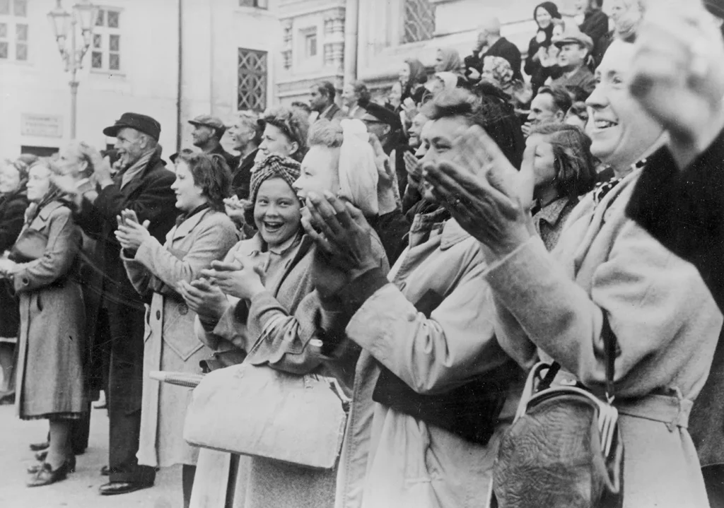 When German troops enter Soviet-occupied Tallinn (Estonia), the soldiers are greeted ceremoniously by the local population, taken in early September 1941