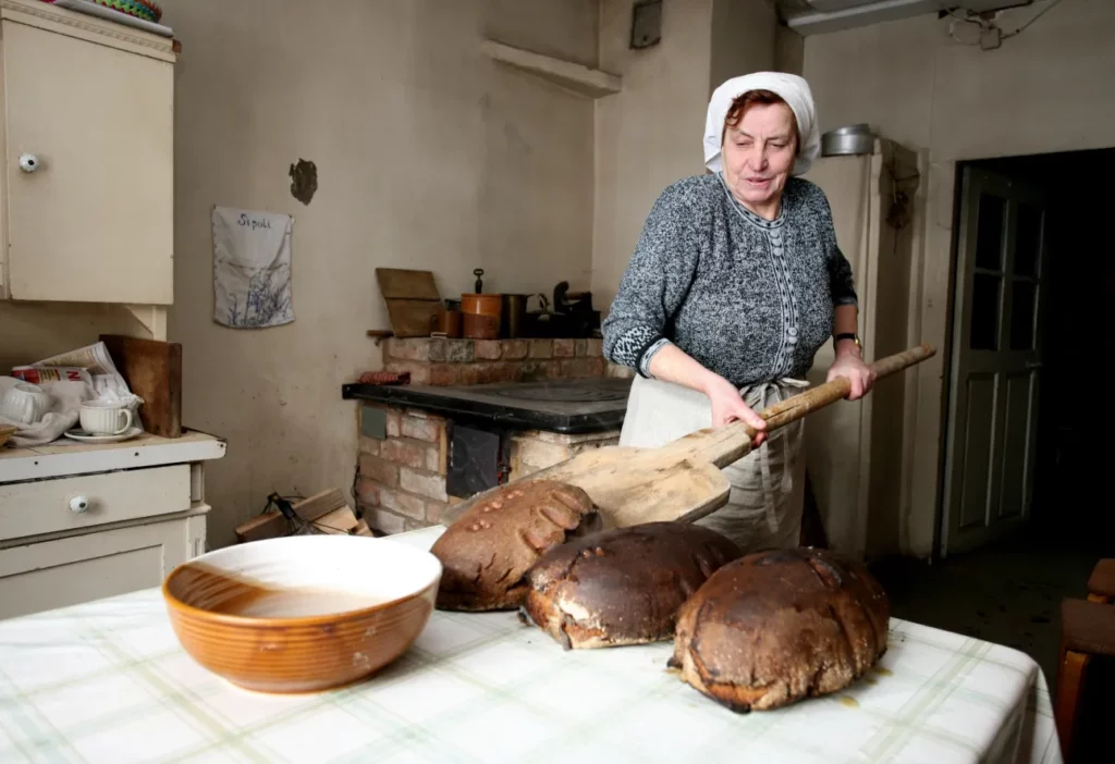 Pastarins Museum - Rye bread baking