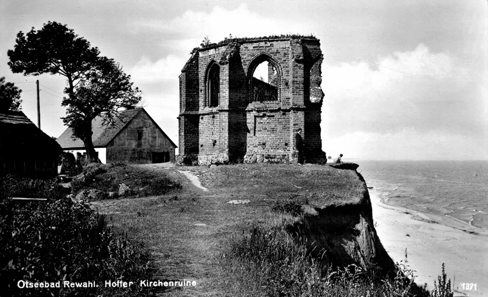 Ruins of the church of St. Nicholas in Trzęsacz in 1930