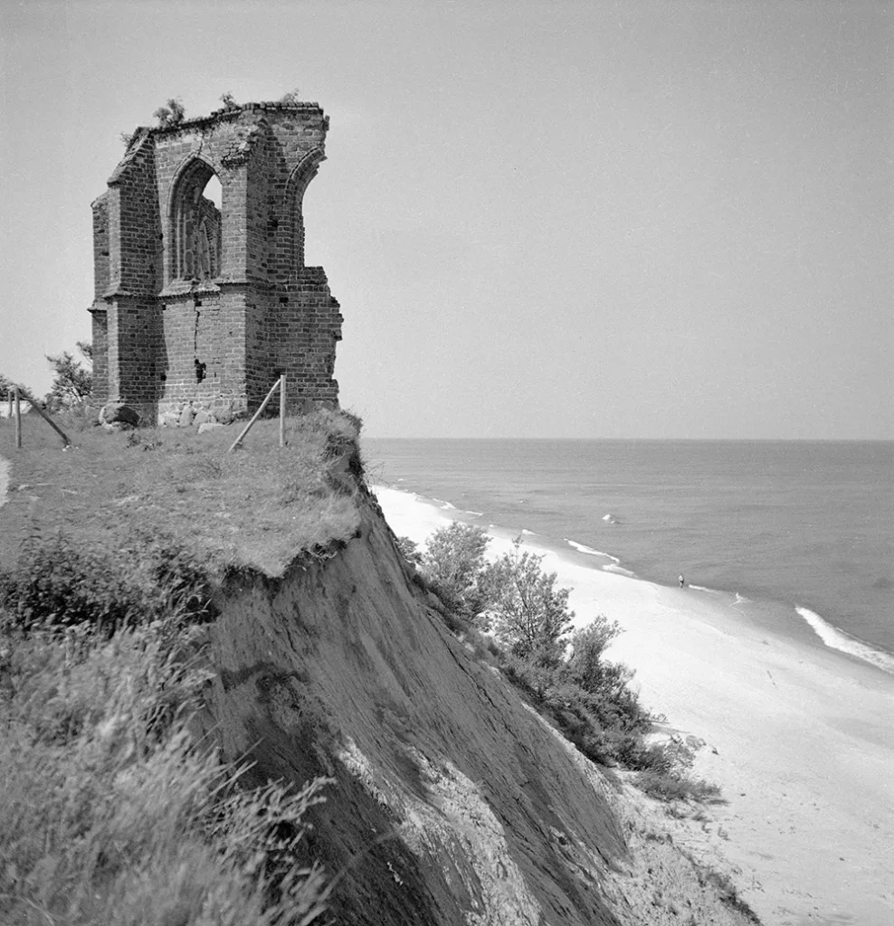 Ruins of the church of St. Nicholas in Trzęsacz in 1956