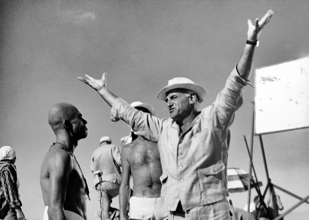 1965, set of the film "Pharaoh" directed by Jerzy Kawalerowicz, n/z film crew during outdoor shooting in the desert, on the right is the director Jerzy Kawalerowicz