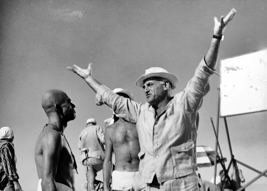 1965, set of the film "Pharaoh" directed by Jerzy Kawalerowicz, on photo: film crew during outdoor shooting in the desert, on the right is the director Jerzy Kawalerowicz