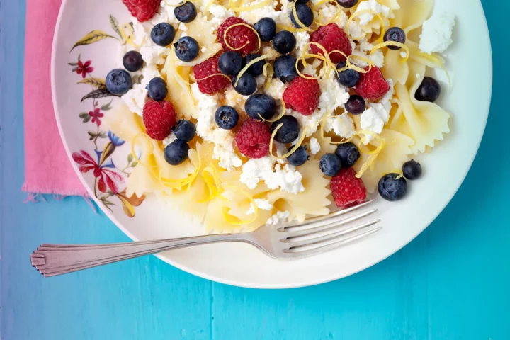 Farfalle with quark and berries