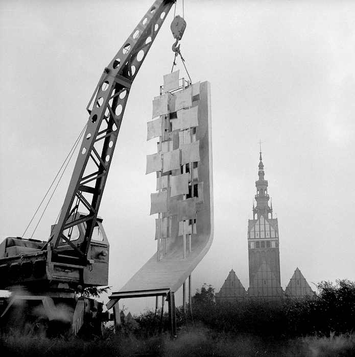 Elblag, 1965 - Setting up a sculpture by Henryk Stażewski. The form is located in the square separating Slavic Square and Srodmiescie from the Old Town. Stażewski's work is a document of research on relief in the artist's work