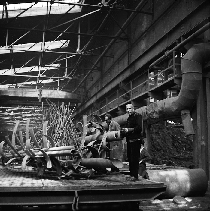 Elblag, 1965, Tihamer Gyarmathy while working on a sculpture in the Zamech factory hall. The work by the Hungarian representative of the avant-garde is located in a small park on 3 Maja Street. Gyarmathy placed a series of semicircularly bent thick metal sheets horizontally on a frame made of pipes, creating a kind of spatial relief.