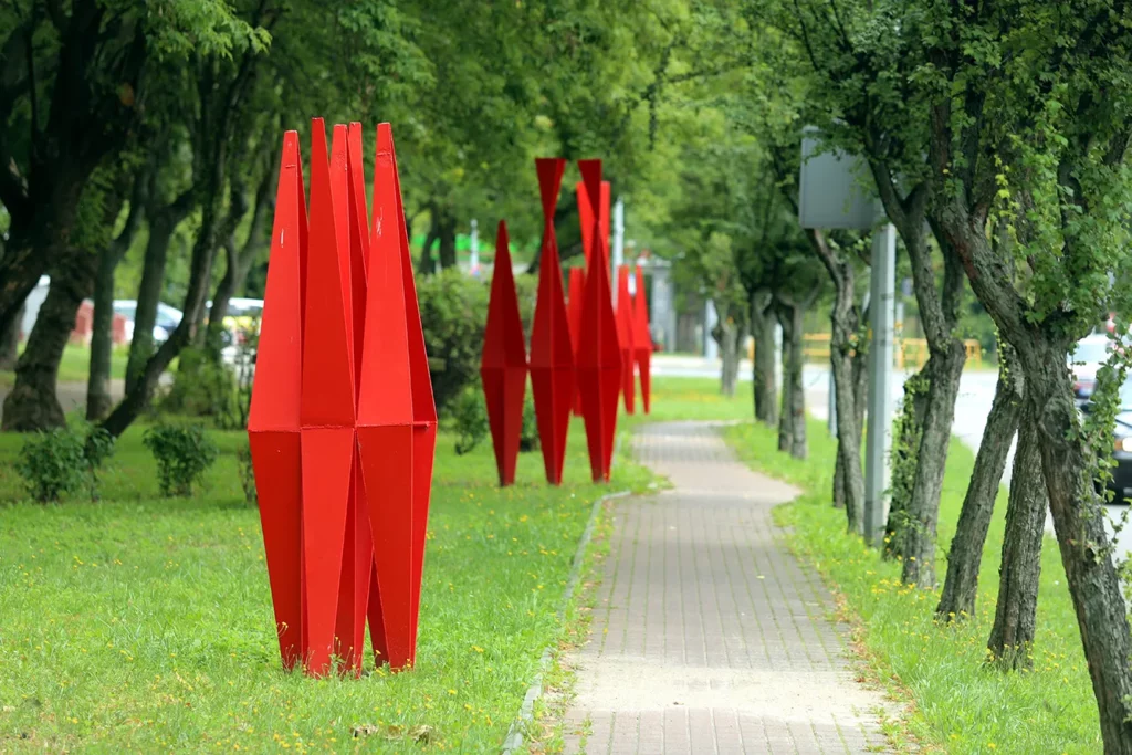 Elbląg, 23.07.2015 - Arthur Brunsz's sculpture in urban space. The plein-air works were renewed on the occasion of the "Facing the 50th Anniversary of the 1st Biennial of Spatial Forms in Elblag", during which the artists, with the help of workers from the Zamech Mechanical Plant, created dozens of monumental metal sculptures located in the city space.