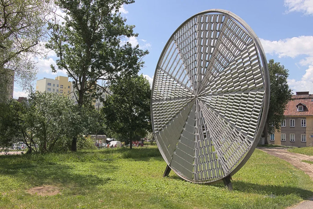 Antoni Starczewski's form is located on the Zawada estate. The sculpture has the form of a monumental shield with a diameter of 6 meters. Individual slices of the circle are formed by skeletal elements placed on radially spreading from the center of the composition, on which narrow metal sheets are rhythmically arranged.