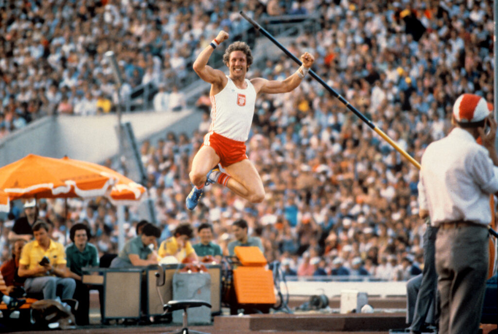 Moscow. USSR. The 22nd Summer Olympic Games. Luzhniki Sports Arena. Track and field competitions. Pole vault jumping. Polish pole vaulter Wladyslaw Kozakiewicz.