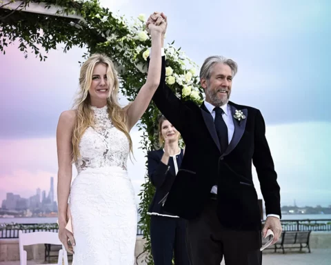 Justine Lupe as Willa and Alan Ruck as Connor Roy in the HBO series : Succession - season 4 (2023). Plot: The Roy family saga continues in the final season of the show.