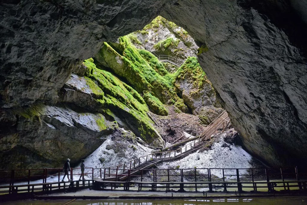 Cave The glacier from Scarisoara - Romania 02.Aug.2015 The Scărişoara cave or Scărişoara Glacier shelters the largest underground glacier în Romania.