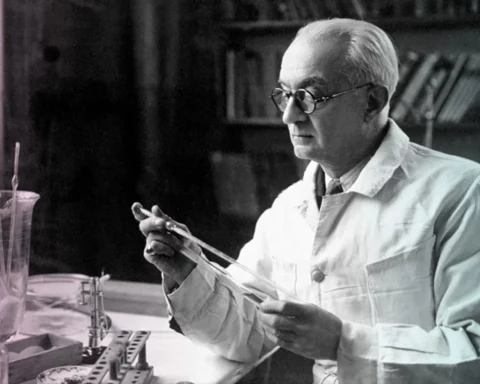 Portrait of Constantin Levaditi in his laboratory at the Institut Pasteur. Work on ultraviruses (rabies, herpes, poliomyelitis), syphilis, tuberculosis and antibiotics. Photo: gallica.bnf.fr / National Library of France