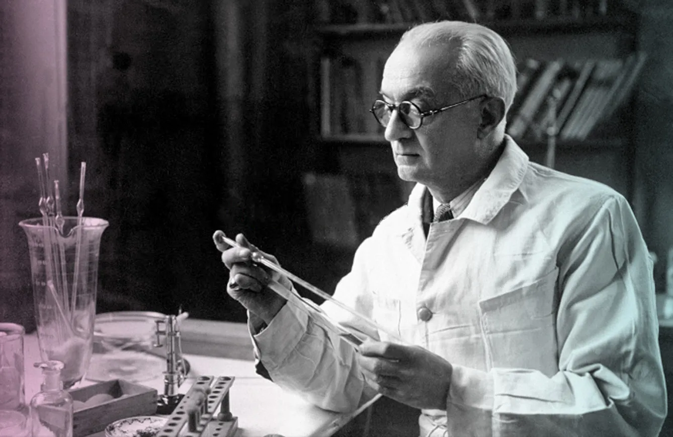 Portrait of Constantin Levaditi in his laboratory at the Institut Pasteur. Work on ultraviruses (rabies, herpes, poliomyelitis), syphilis, tuberculosis and antibiotics. Photo: gallica.bnf.fr / National Library of France