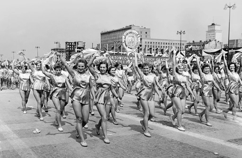 Warsaw, 1955: 5th World Festival of Youth and Students. In the photo: a column of Polish athletes passes through the city.