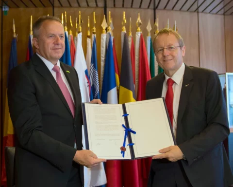 Slovenian Minister of Economic Development and Technology, Zdravko Počivalšek (left), and ESA Director General Johann-Dietrich Woerner, with the Association Agreement for Slovenia at the official signing ceremony at ESA Headquarters in Paris, on 5 July 2016.