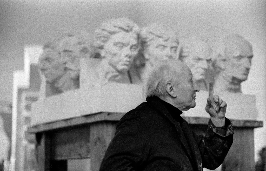 The Heads of Wawel. Warsaw 1958, Xawery Dunikowski in his studio at 36 Julian Marchlewski Avenue (John Paul II Avenue). Photo shows the sculptor in his studio, with the Wawel Heads behind him.