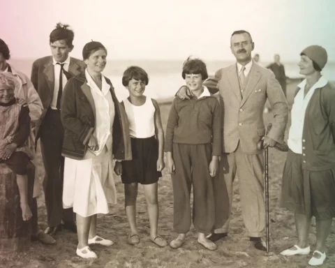 Stay in Nidden. At the beach. Standing, from left: Monika Mann with a farm girl, Golo Mann, Katia Mann, Michael Mann, Elisabeth Mann, Thomas Mann, Ilse Dernburg, 1930.