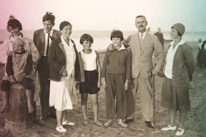 Stay in Nidden. At the beach. Standing, from left: Monika Mann with a farm girl, Golo Mann, Katia Mann, Michael Mann, Elisabeth Mann, Thomas Mann, Ilse Dernburg, 1930.