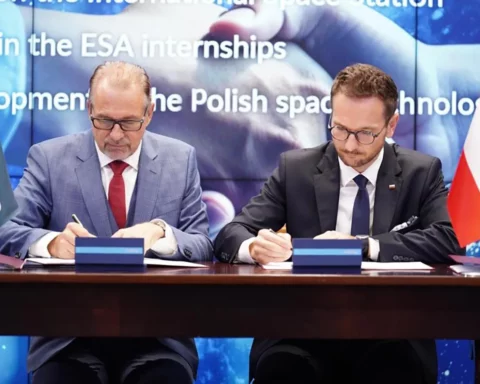 The heads of the Ministry of Agriculture and Tourism and ESA also exchanged an agreement signed in early August guaranteeing the presence of a second Pole in space.
