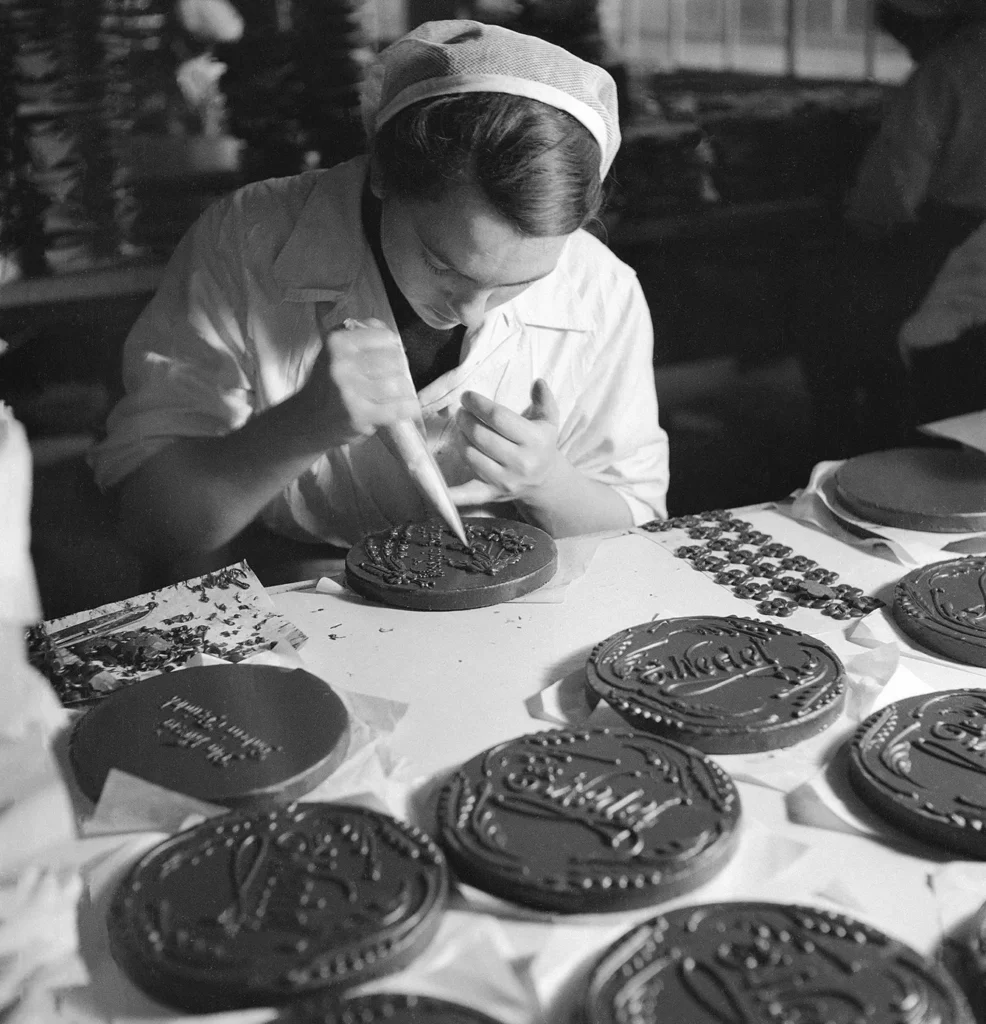 Decorating a Wedel torte.