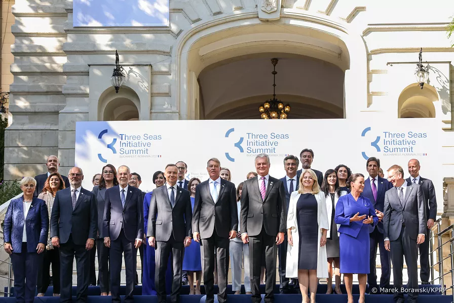 President Andrzej Duda has welcomed Greece’s accession to the Three Seas Initiative. Greece got the formal nod of approval to join at the 8th Summit and Business Forum of the Three Seas Initiative in Bucharest.